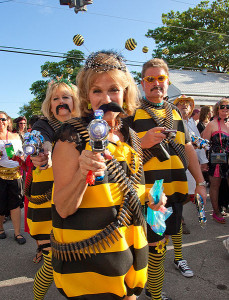 Eher fröhlich geht es zu Halloween in Florida zu: Kostümierte in Key West (Fantasy Fest, Brian Lin, 30.10.2009, CC-Liz.)