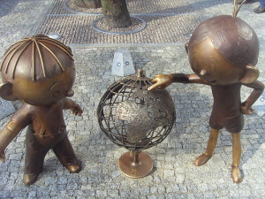 Die Trickfilmfiguren Lolek und Bolek waren im Deutschland der 1960er- und 1970er Jahre aus dem Kinderfernsehen wohlbekannt; Waldemar Kazaniecki schrieb die Musik zur Serie (Monument in Bielsko-Biała, Plushy, 21.5.2011, GNU Free Doc. Lic.).