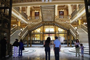 Als Repräsentationsbau der Kolonialzeit entpuppt sich der Postpalast in Mexico City spätestens beim Betreten seines Treppenhauses ... (Escaleras del Palacio, Jediknight 1970, 19.9.2009, GNU Free Doc. Lic.).