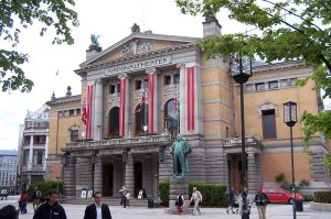 Gerhard Schjelderups Cousine Mon wurde im Christiania der Wende zum 20. Jahrhundert zu einer ebenso bedeutenden Komponistin wie Pianistin und Musikpädagogin (Nationaltheater Oslo/ehem. Christiania, Cnyborg, 7.6.2005, GNU Free Doc. Lic.)