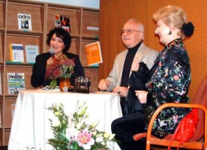 Die Musik zu Jerzy Antczaks Serie 'Noce i dnie' kennt in Polen jede(r). Rechts vom Regisseur sitzt die einstige Hauptdarstellerin Jadwiga Barańska (Biblioteka Publiczna dzielnicy Bemowo miasta stołecznego Warszawy, zw. 2001 und 2006, CC-Liz.).