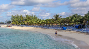 Am Strand - abseits von den Combos, die Bars und Restaurants auf Grand Turk in Schwung halten (Jonathan Palombo, 21.11.2012, CC-Liz.)
