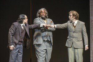Ferrando und Guglielmo schwören Don Alfonso (Siyabulela Ntlale) einen (scheinbar) verhängnisvollen Eid (Lutz Edelhoff, Theater Erfurt).