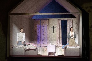 Fiordiligi (Margrethe Fredheim) und Dorabella (Sharon Carty) sind völlig verstört durch das plötzliche Verschwinden ihrer Verlobten im Militärdienst (Lutz Edelhoff, Theater Erfurt).