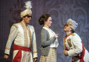 Guglielmo (Máté Sólyom-Nagy) und Ferrando (Won Whi Choi) führen Dorabella (Sharon Carty) hinters Licht ... (Lutz Edelhoff, Theater Erfurt)