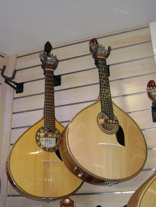 Zum Fado wird gerne eine ferne Cousine der Cister, die "portugiesische Gitarre" eingesetzt (Coimbra, TenIslands, 19.7.2008, p.d.).