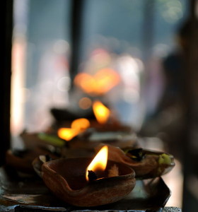 Gibt es hier eine Verbindung? Alice Chance konnte sich mit ihren Chorwerken 'Fiat lux' und 'God be with the mother' sowohl auf die christliche als auch auf die hinduistische Religionslehre beziehen ... (Tempel von Guawahati, Assam, Indien, 20.10.2010, Malakar, CC-Liz.).