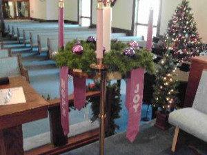Adventskranz in einer methodistischen Kirche von New Philadelphia im US-Bundesstaat Ohio (Broadway United Methodist Church, User:PFAStudent, CC Liz.) 