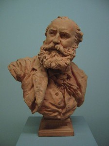 Frank Castorf inszenierte soeben an der Stuttgarter Oper Gounods 'Faust'. Auf der Bühne sind Clowns mit Skelettkostümen zu sehen (Büste Charles Gounods von Jean-Baptiste Carpeaux, 1873, Patafisik, CC-Liz.).