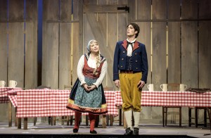 Julian Freibott verkörpert den schüchternen zweiten Sohn der Familie Micha schauspielerisch wie sängerisch in origineller Weise (Lutz Edelhoff, Theater Erfurt).