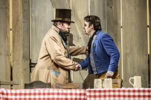 Nur scheinbar wird mit dem Vertrag zwischen Heiratsvermittler Kezal und dem Bräutigam in spe Hans Micha die ahnungslose Braut verkauft (Gregor Loebel, Thomas Paul; Lutz Edelhoff, Theater Erfurt).