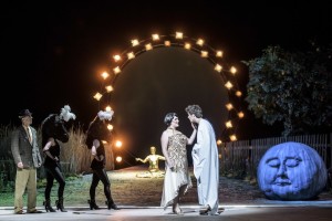 Glücklicher Einfall von Dramaturgie, Regie und Ausstattung: Wenzel Micha wird von einer fahrendem Volk umgarnt, beizutreten (Lutz Edelhoff, Theater Erfurt).