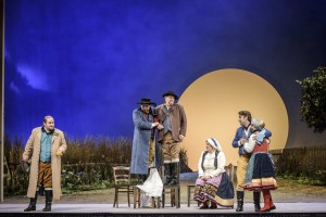 3. Akt: Die Eltern von Bräutigam und Braut haben ebenso we Mephisto-Kezal keine Gewalt mehr über das Geschehen (Regie: Markus Weckesser, Foto: Lutz Edelhoff, Theater Erfurt).