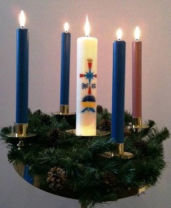 Lutherischer Adventskranz zum 3. Advent mit 5 brennenden Kerzen (24.12.2012, Kittelendan, CC-Liz.)