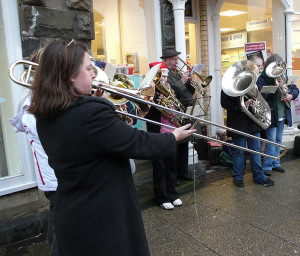 Auch in Wales haben Brass Bands seit dem 19. Jahrhundert Konjunktur in der Weihnachtszeit (Tim Vickers, 22.12.2007, GNU Free Doc. Lic.).