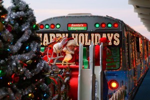 Santa Claus tritt in Frys symphonischer Bilderfolge eher als Himmelsfahrer denn wie hier auf dem Kutschbock eines weihnachtlich geschmückten Zugs auf (25.11.2011, DR04 Wikipedia english, Douglas Rahden, p.d.).