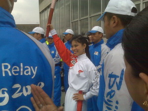 Vanessa Mae hielt als professionelle Sportlerin nicht nur 2008 in London die olympische Fackel hoch, sondern bereitete sich in Sotschi 2014 höchstpersönlich auf den Slalom vor (Southbank Centre, 6.4.2008, CC-Liz.).