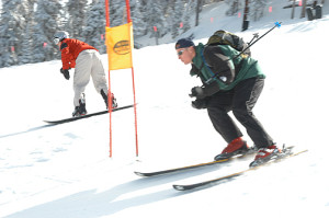 Skifahren auf echtem Schnee im Freien - heute schon ein Sondervergnügen? Beim Commander's Cup in ;Keystone / Colorado traten Skifahrer und Snowboarder zum Slalom an (US Air Force, p.d.).
