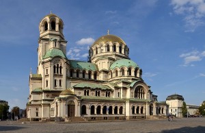 Ein imposantes Kirchengebäude stellt die im byzantinischen Baustil errichtete Alexander-Nevsky-Kathedrale von Sofia dar (Pudelek, August 2013, CC-Liz.)