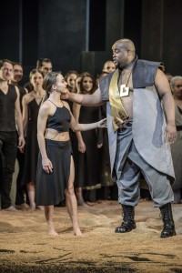 Siyabulela Ntlale (r.) stimmgewaltig in der Rolle des Protagonisten Herakles (Lutz Edelhoff; Theater Erfurt)