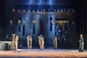 Mit tänzerischer Bewegung: Szenerie in Haus und Hof des Alkiden Herakles (Lutz Edelhoff; Theater Erfurt)
