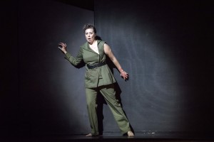 Die Kunst der gesanglichen Deklamation und eine stimmlich hell und klar zeigte Annie Kruger als Diener Lichas in einer solistischen Szene vor dem Vorhang (Lutz Edelhoff; Theater Erfurt).