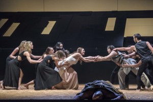 Julia Neumann als Prinzessin Iole, gegen die sich Deianeiras' (Ktaja Bildt) Eifersucht richtet und Herakles' Sohn Hyllos (r.; Lutz Edelhoff; Theater Erfurt)