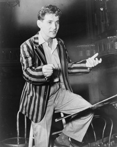 Leonard Bernstein dirigiert das New York Symphony Orchestra (1945, Fred Palumbo, World Telegram Staff, US p.d.).