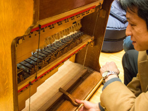 Hier wird das Innenleben, die Mechanik des Idiophons Celesta inspiziert (チェレスタの中身 April / Oktober 2013, CC-Liz.).