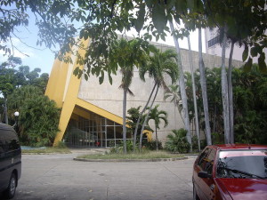 Seitenansicht des modernen Teatro nacional de Cuba (Mmoyaq, 30.3.2012, CC-Liz.).