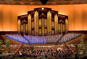 Der riesenhafte Mormon Tabernacle Choir vergab den Auftrag, drei Kinderopern zu komponieren, an Mary Elizabeth Caldwell. Hier ist er bei einem Auftritt mit dem Orchestra at Temple Square zu sehen (motabchoir01, p.d.).