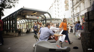Zuhören im Vorbeigehen: Kammermusik bei sommerlichem Wetter am Zugang zu einer Wiener Metro-Station (23.7.2012, Senia L, CC-Liz.)
