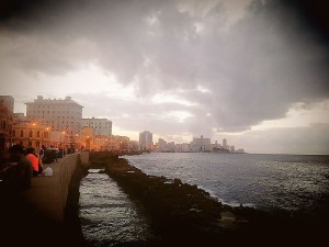 Am Malecón de la Habana - Kubas begehrtem Lido (Yenisleidy Llorente Yoeztudioz, 20.2.2016, CC Liz.)
