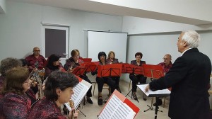 Spielen im eurasischen Raum, aber auch in Australien eine Rolle: Mandolinorchester wie das von Georgi Atanasov (Pazardzhik, 21.5.2016, CC-Liz.). "Stringing' wurde für ein solches Orchester komponiert.
