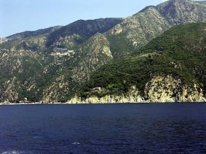 Der Heilige Berg Athos von der Seeseite gesehen - in byzantinischer Zeit auch ein Leuchtturm der orthodoxen Kirche (Witold Rawicz, GNU Free Doc. Lic., CC-Liz.)