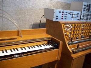 Ondes Martenots (links im Bild) - eine "zauberhafte Klangmaschine", für die auch Coulombe Saint-Martoux komponierte (Kulturfabrik Hainburg, 2009, CC-Liz.)