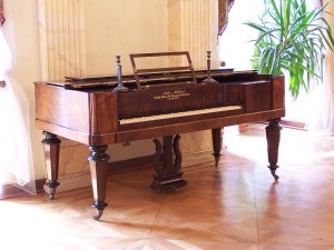 Polnisches Fortepiano aus der klassisch-romantischen Ära Filipina Brzezinskas im Muzeum Sułkowsky in Bielsko-Białej (Jan Mehlich / Lestath, GNU Free Doc. Lic.)