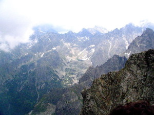 Das Tatra-Gebirge, das wie ein Magnet auf die romantischen Komponisten Polens wirkte ist hier aus der Perspektive von Rysy nah an der polnisch-slowakischen Grenze zu sehen (Marek Silarski, 21.10.2005, GNU Free Doc. Lic.)
