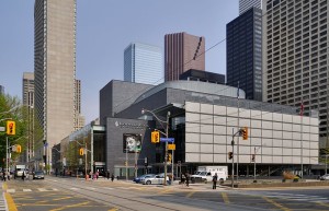 Four Seasons Centre - Konzerthalle und Opernhaus - in Toronto: Hier konzentrieren sich die klassischen Musikszenen Kanadas (Taxiarchos 228, art libre Liz., 2009).