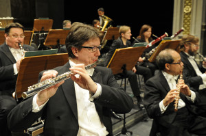 Mit einem Blick auf die Bläserfraktion des Philharmonischen Orchesters Erfurt (Lutz Edelhoff, Theater Erfurt)