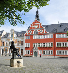 Das Rathaus in Arnstadt mit dem Bach-Denkmal. Bach verbrachte als Organist dort die Jahre zwischen 1703 und 1707 (Andreas Praefcke, Juni 2012, p.d.).