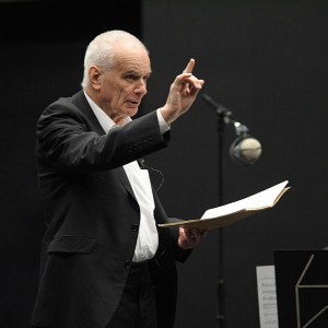 Peter Maxwell Davies dirigiert eines seiner Werke (University of Salford Press Office, 29.3.2012, CC-Liz.).