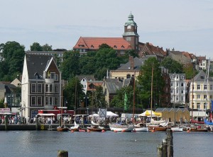 Am Flensburger Hafen. Traditionsreiches Konzerthaus ist in der Stadt an der Förde das Deutsche Haus (VollwertBIT, 14.7.2007, CC-Liz.).