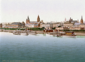 Mainz um 1900 mit der Stadthalle links im Bild von der Rheinbrücke aus gesehen (ca. 1890 - 1905, LC-DIG-ppmsca-00839, US p.d.).
