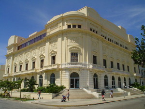 Am Konservatorium "Amedeo Roldán" (im Bild das gleichnamige Theater) in Havanna unterrichtet Yamilé Cruz Montero seit 2009 (Callelinea 2007, p.d.).