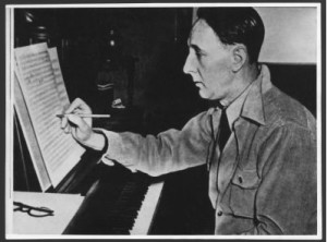 Bohuslav Martinu, der von Piero della Francescas Kreuzlegendenzyklus fasziniert war, bei der Arbeit an seiner 2. Symphonie in New York (ca. 1942, OTRS, p.d.)