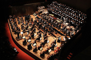 Bei 'Undertow' (2015) handelte es sich um ein Auftragswerk des Melbourne Symphony Orchestra, das hier unter der Leitung von Sir Andrew Davis zu sehen ist (MSO Orchestra & Chorus, 30.8.2012, CC-Liz.).