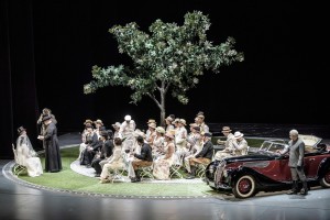 Am Anfang des driitten Aktes: Romeo trifft auf dem Kirchweihfest ein und hört den Cantatore von Giuliettas vorgeblichem Tod singen (Lutz Edelhoff, Theater Erfurt).