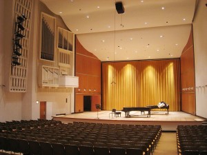 Am Cleveland Institute of Music, hier repräsentiert durch einen Blick in die Kulas Hall, studierte Adrienne Elisha bei Heidi ... (Daderot, Juli 2008, p.d.).