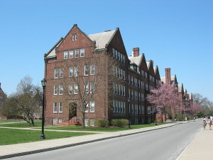 Adrienne Elisha lehrt am Vassar College von Poughkeepsie im Staat New York Komposition (Strong House, Dtobias, 18.4.2008, GNU Free Doc. Lic.).
